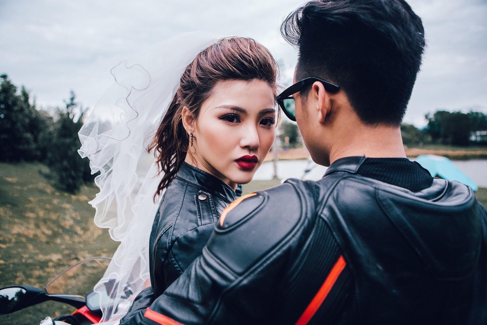 Bộ ảnh cưới cực “chất” bên xe phân khối lớn của cặp đôi “chị ơi, anh yêu em” - 3 Bộ ảnh cưới được Phương Thu và chồng tự lên ý tưởng và thực hiện tại một resort gần Hà Nội. Kỷ niệm đáng nhớ nhất là buổi chụp hình liên tục bị gián đoạn do mưa bão. Cả buổi sáng trời mưa to, ekip đành phải ngồi chờ đến tận chiều khi trời hửng nắng mới hoàn thành được bộ ảnh.