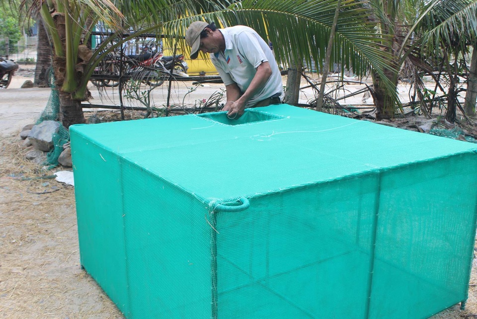 Người dân làm những chiếc lồng mới để thả nuôi vụ mới.