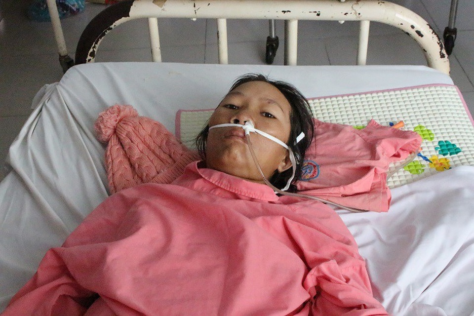 Mẹ thập tử nhất sinh, 2 con thơ khắc khoải chờ mong - 3 Bác sĩ đang nỗ lực điều trị nhưng gia đình không lo nổi chi phí
