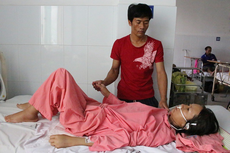 Mẹ thập tử nhất sinh, 2 con thơ khắc khoải chờ mong - 4 Anh Drim đã tìm mọi cách để xoay xở chi trả viện phí cho vợ