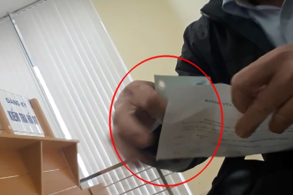 Lộ clip nhận tiền "bôi trơn", 5 cán bộ hải quan Hải Phòng bị "khiển trách" - 1 Clip doanh nghiệp phải chi phí bôi trơn cho cán bộ hải quan Hải Phòng khi làm thủ tục