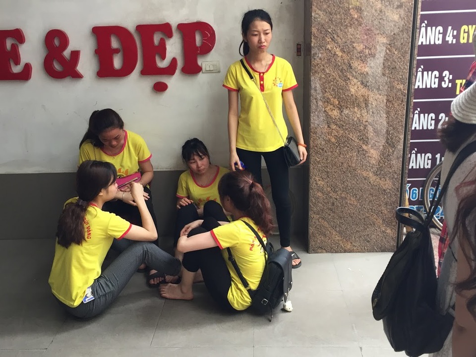 Hà Nội: Cháy trường mầm non, cả khu phố náo loạn - 9
Các cô giáo vẫn chưa hết bàng hoàng sau khi xảy ra vụ cháy.