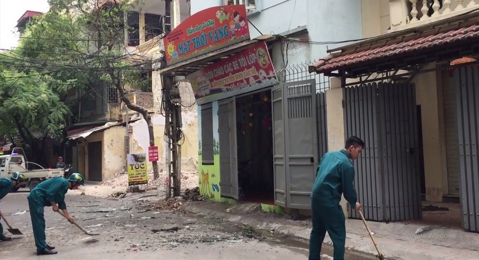 Hà Nội: Cháy trường mầm non, cả khu phố náo loạn - 10 Lực lượng chức năng thu dọn đống đổ nát sau vụ cháy.