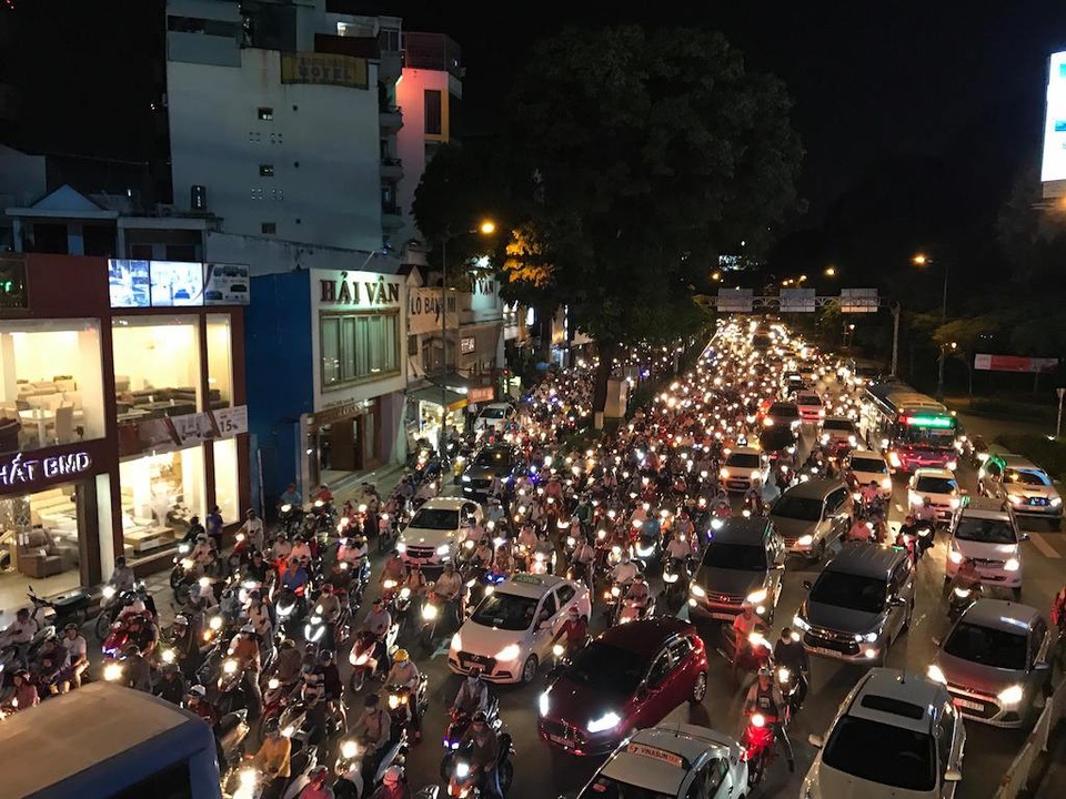 Hàng nghìn người “chôn chân” trước sân bay Tân Sơn Nhất do kẹt xe - 9 Và cả bên dưới cầu vượt Lăng Chả Cả