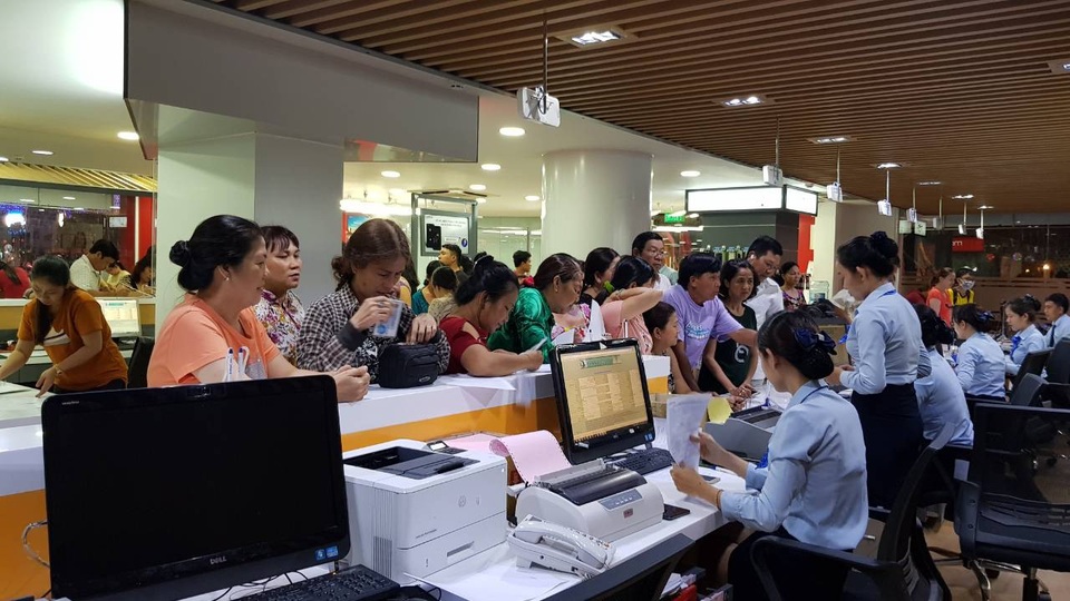Khoá SIM chỉ sau 1 tin nhắn thông báo: Nhà mạng có phạm luật? - 2 Người dân vẫn đổ về nườm nượp tại các điểm giao dịch để bổ sung ảnh chân dung và các thông tin cá nhân khác