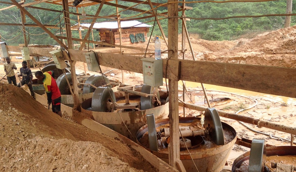 Cameroon hỗn loạn vì người Trung Quốc đổ xô tới đào vàng - 2
Các máy móc bên trong khu vực khai thác vàng của công ty Trung Quốc tại Cameroon (Ảnh: AFP)