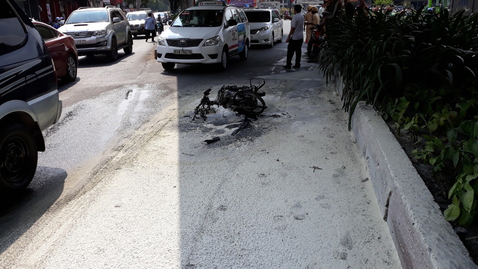 
Hiện trường vụ người vi phạm tự đốt xe khi bị xử lý
