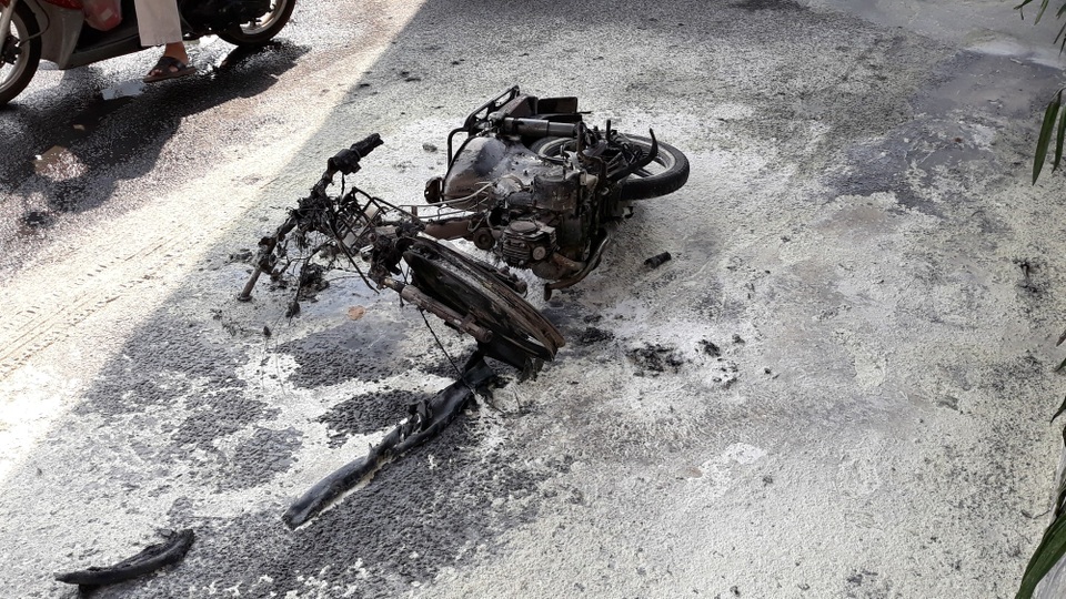 Chiếc xe bị cháy trơ khung