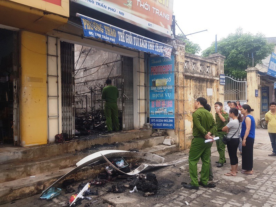 Bà hỏa thiêu rụi cửa hàng “Thế giới túi xách thời trang” - 3 Toàn bộ hàng hóa và tài sản trong bên trong đều đã bị hỏa hoạn thiêu rụi.