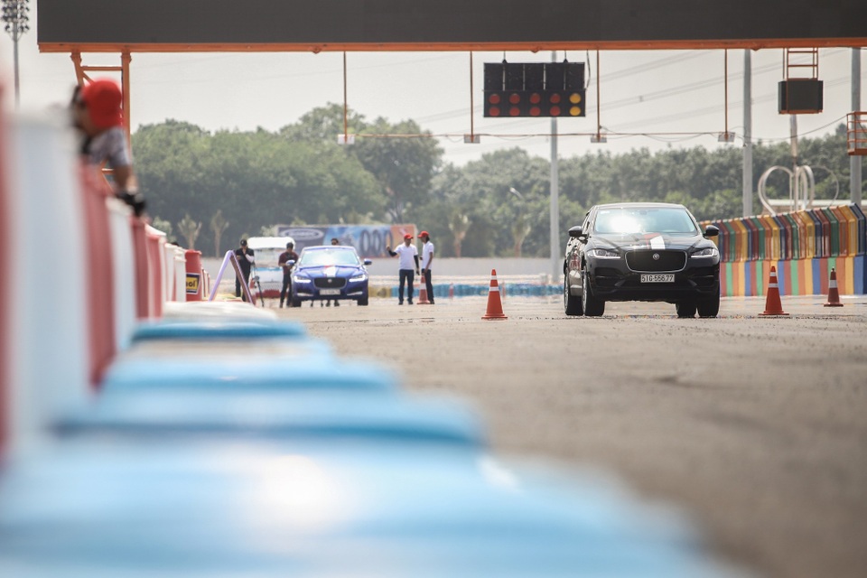Trải nghiệm nghệ thuật của hiệu suất cùng Jaguar Driving Experience - 1 Tham gia sự kiện Jaguar Driving Experience để chứng kiến nội lực báo Jaguar trên trường đua