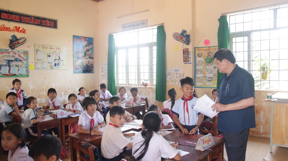 Đắk Nông: Năm học tới chỉ triển khai mô hình trường học mới tại 8 trường - 1
Giám đốc Sở GD-ĐT Đắk Nông trao đổi với học sinh. (Ảnh: Sở GD-ĐT Đắk Nông)