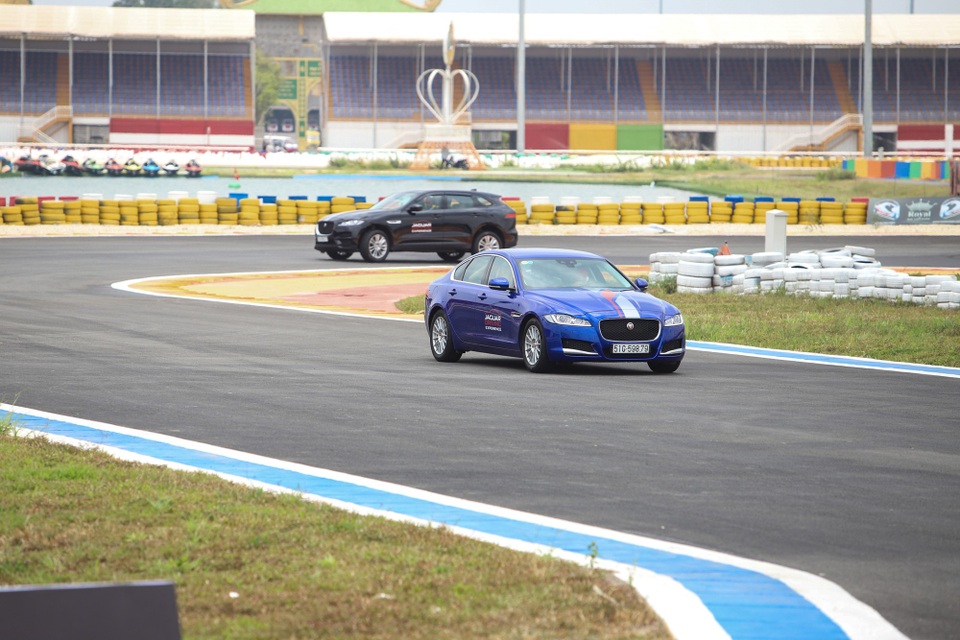 Trải nghiệm nghệ thuật của hiệu suất cùng Jaguar Driving Experience - 2 Khách hàng được trải nghiệm bài chạy trên hai dòng xe khác nhau để so sánh và cảm nhận hiệu suất Jaguar của từng mẫu xe