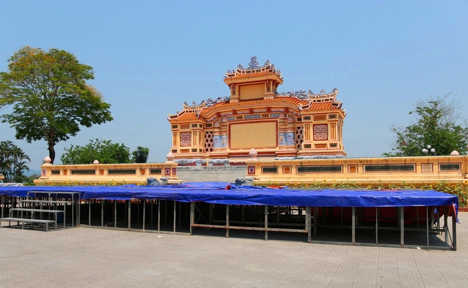 Huế “thay màu áo” chào đón Festival 2018 - 1 Bia Quốc Học chuẩn bị cho chương trình Lễ hội Áo dài tối 1/5