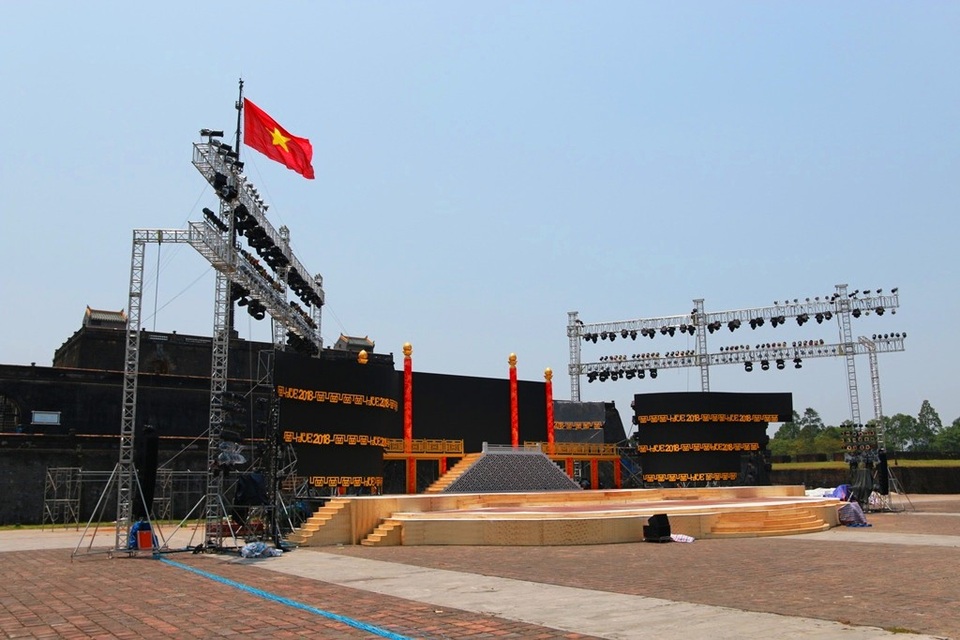 Huế “thay màu áo” chào đón Festival 2018 - 10 Quảng trường Ngọ Môn nơi diễn ra chương trình Khai mạc tối 27/4 đang gấp rút những khâu cuối cùng cho sân khấu