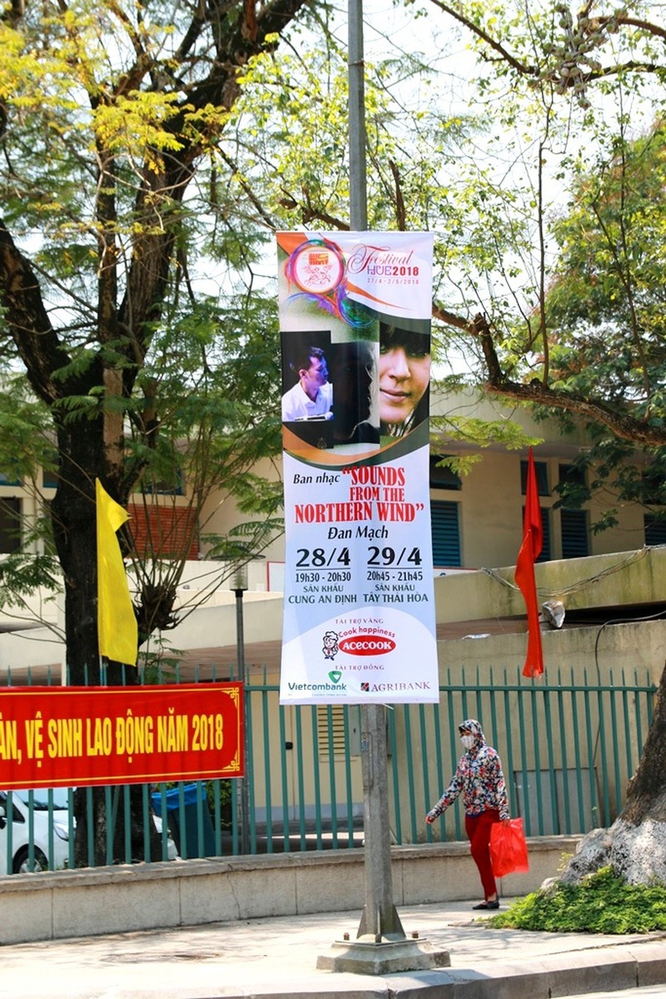 Huế “thay màu áo” chào đón Festival 2018 - 12 Các nghệ sĩ quốc tế được giới thiệu trên các băng rôn treo ở tuyến đường chính