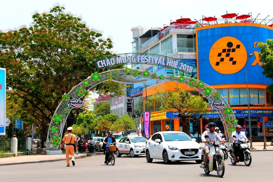 Huế “thay màu áo” chào đón Festival 2018 - 17 Xứ Huế chuẩn bị cho 1 tuần rộn rã trong không khí Festival. Ở các đường phố chính ở bờ nam và bờ bắc sông Hương từ 16h các ngày 28/4 đến 1/5 sẽ diễn ra Lễ hội đường phố “Sắc màu văn hóa” với sự tham gia biểu diễn nhiều quốc gia trên thế giới và chủ nhà Việt Nam