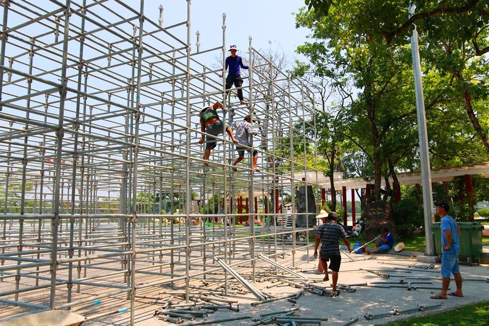 Huế “thay màu áo” chào đón Festival 2018 - 2 Các công nhân đang lắp đặt sân khấu