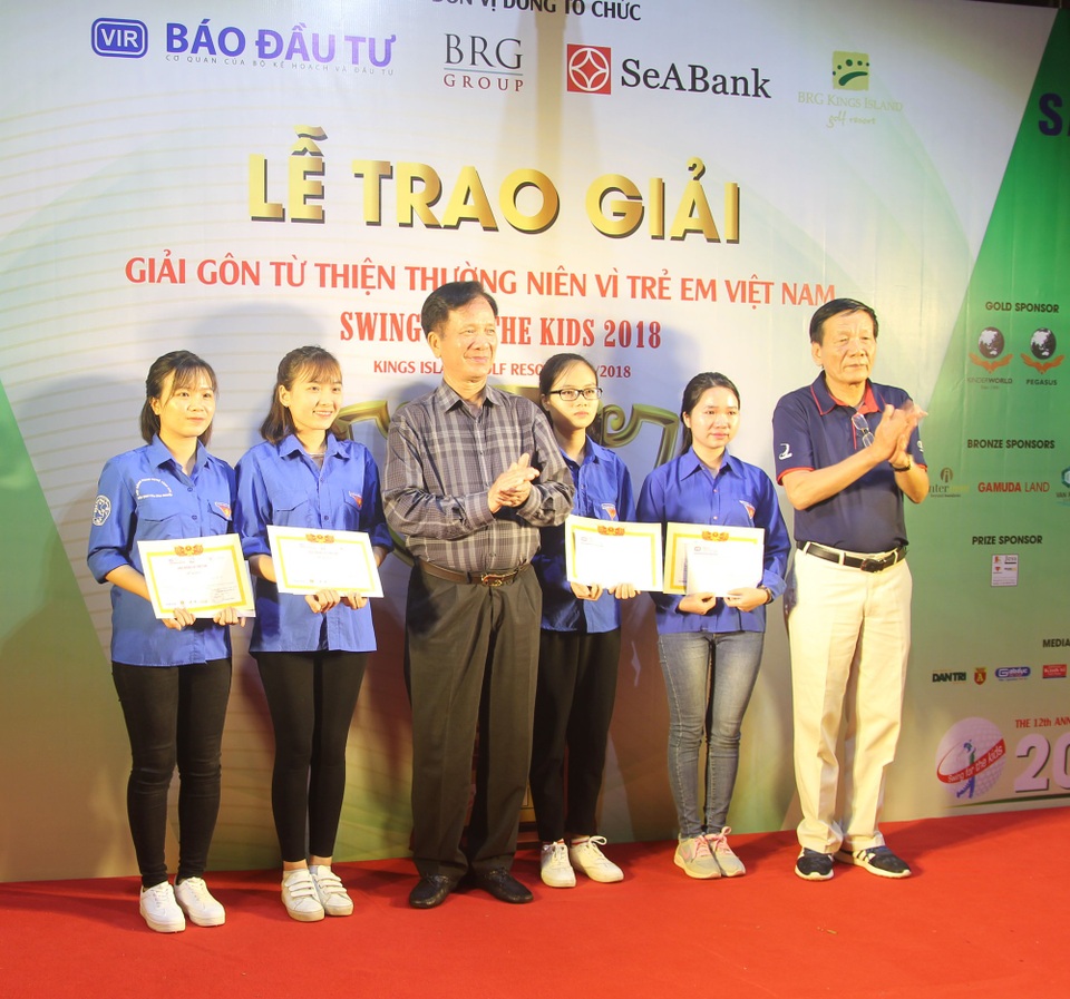 
Nguyên Bộ trưởng Bộ Kế hoạch và Đầu tư Võ Hồng Phúc - Chủ tịch danh dự của Giải cùng nguyên Tổng Biên tập báo Đầu tư Nguyễn Anh Tuấn trao học bổng đến 4 em sinh viên có hoàn cảnh khó khăn tại lễ bế mạc
