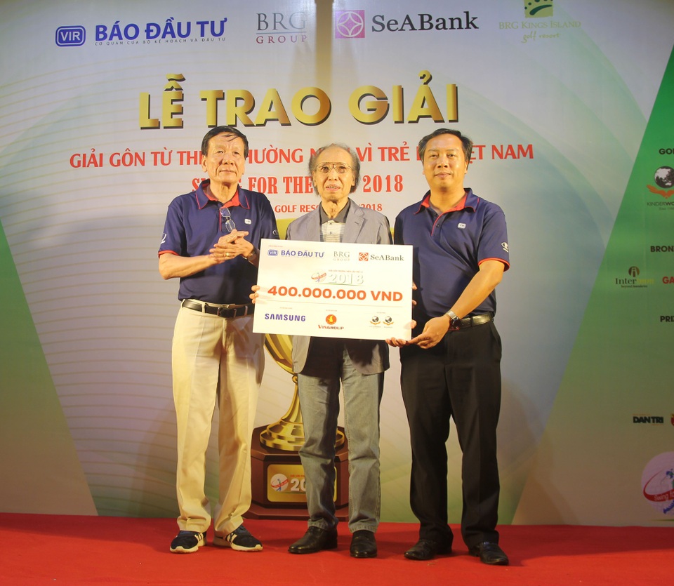 
Nhà báo Phạm Huy Hoàn, Giám đốc Quỹ Khuyến học Việt Nam, Tổng Biên tập báo Dân trí (giữa) nhận số tiền 400 triệu đồng do ban tổ chức Giải gôn từ thiện Vì trẻ em Việt Nam 2018 chuyển đến Quỹ Khuyến học Việt Nam để dành tặng học bổng cho sinh viên, học sinh nghèo hiếu học
