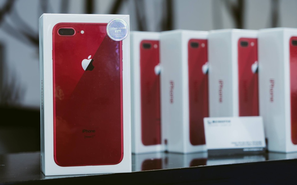 iPhone 8 Plus màu đỏ chính hãng lên kệ, giá 23 triệu đồng - 1 iPhone 8 Plus chính hãng lên kệ