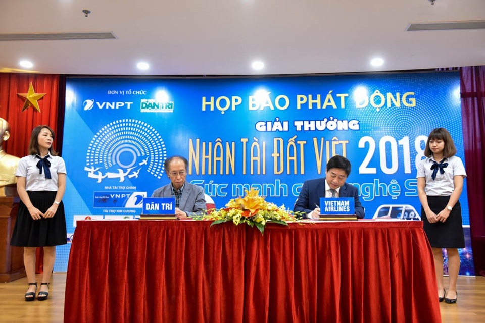 Vietnam Airlines là nhà tài trợ kim cương của Giải thưởng Nhân tài Đất Việt 2018 - 1 Nhà báo Phạm Huy Hoàn - Tổng Biên tập Báo điện tử Dân trí và ông Trịnh Hồng Quang - Phó Tổng Giám đốc Vietnam Airlines ký kết hợp tác chiều 23/4
