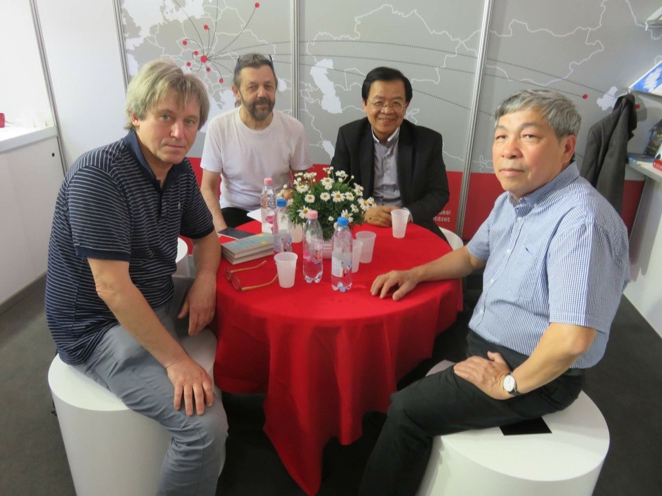 Thơ Trương Đăng Dung chinh phục bạn đọc tại hội chợ sách quốc tế Budapest 2018 - 3 Từ trái sang phải: nhà thơ Hungary Háy János (người đã dịch thơ sang tiếng Hung), người hướng dẫn buổi giao lưu, nhà thơ TĐD và dịch giả Giáp Văn Chung.