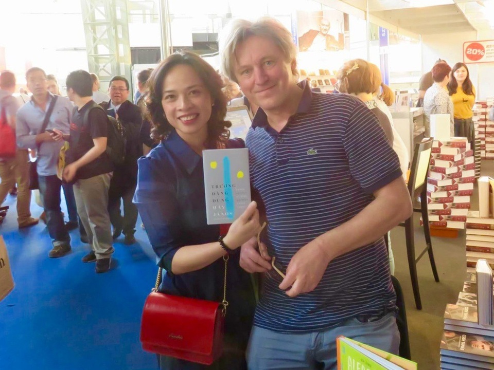 Thơ Trương Đăng Dung chinh phục bạn đọc tại hội chợ sách quốc tế Budapest 2018 - 4 Tác giả bài viết cùng với nhà thơ Háy János và quyển thơ song ngữ Việt Hung.