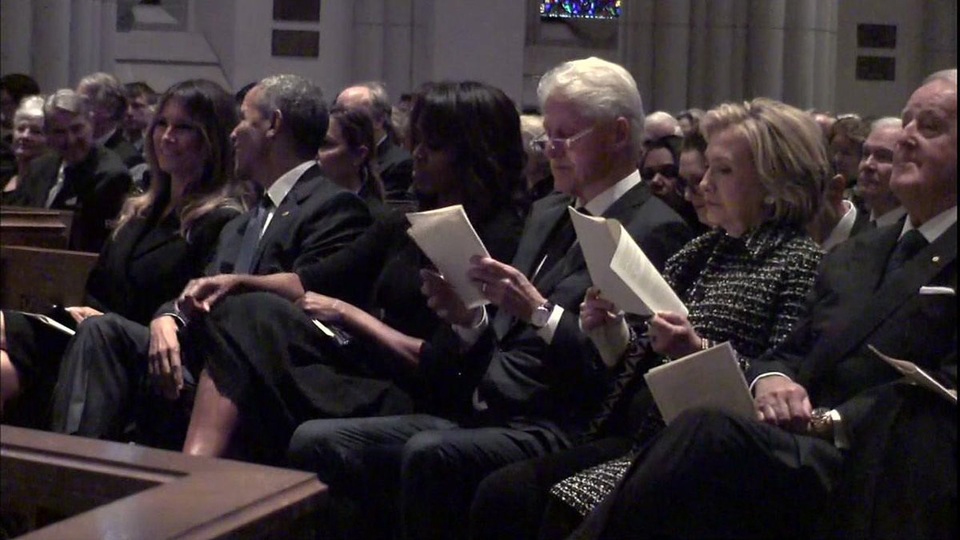 Bà Melania cười với Obama trong lễ tang cựu Đệ nhất phu nhân Bush - 1
Đệ nhất phu nhân Mỹ Melania Trump (ngoài cùng bên trái) mỉm cười khi trò chuyện với cựu Tổng thống Barack Obama. (Ảnh: Twitter)