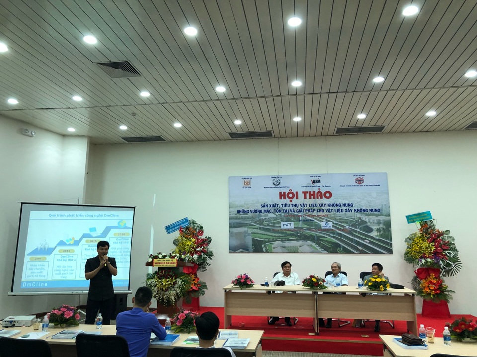 Những bước tiến mới trong ngành chế tạo dây chuyền sản xuất gạch bê tông - 2 Ông Phạm Văn Bắc – Vụ trưởng Vụ Vật Liệu Xây dựng phát biểu tại Hội thảo.