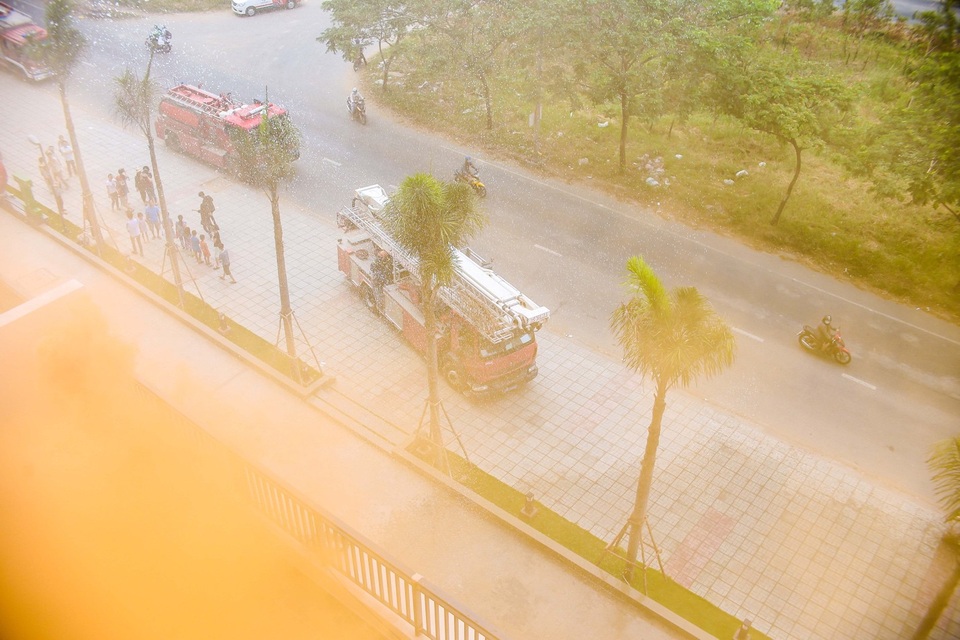 The Park Residence thực nghiệm hệ thống PCCC chuẩn mực - 1 Khói vàng mù mịt từ một căn hộ cùng sự xuất hiện ngay lập tức của các chiến sỹ trong lực lượng PCCC, công an, quân đội, y tế.