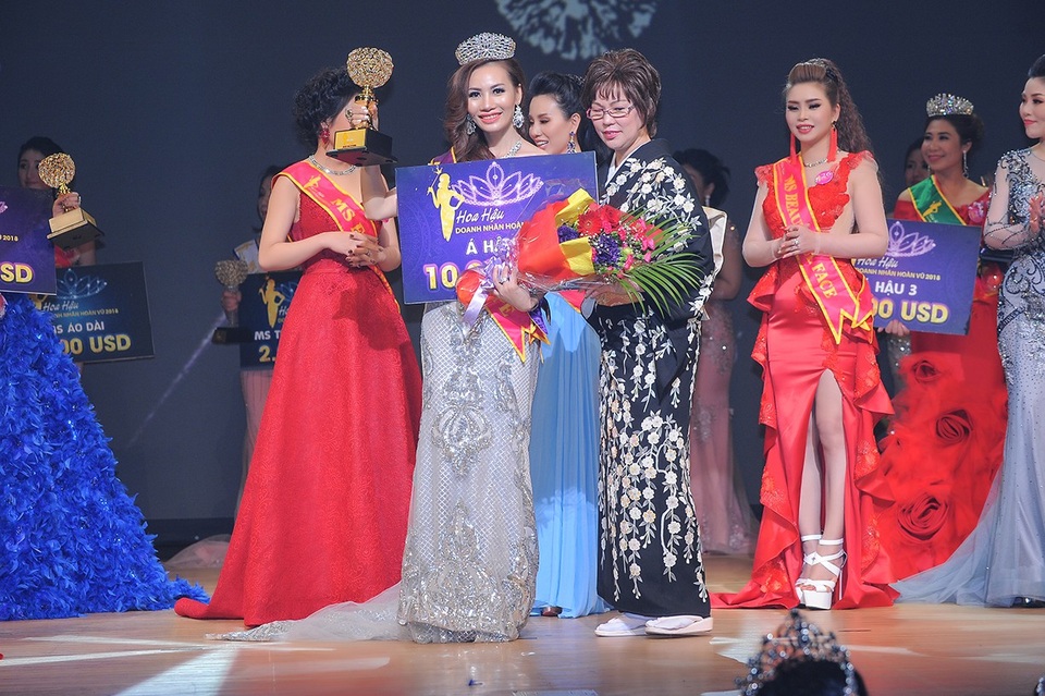 Phạm Thị Thúy Anh xuất sắc đăng quang Á hậu 2 cuộc thi Hoa hậu tại Nhật Bản - 1 Thúy Anh rạng rỡ và nổi bật trên sân khấu trong giây phút đăng quang ngôi vị Á hậu Doanh nhân Hoàn vũ 2018 tại Nhật Bản.