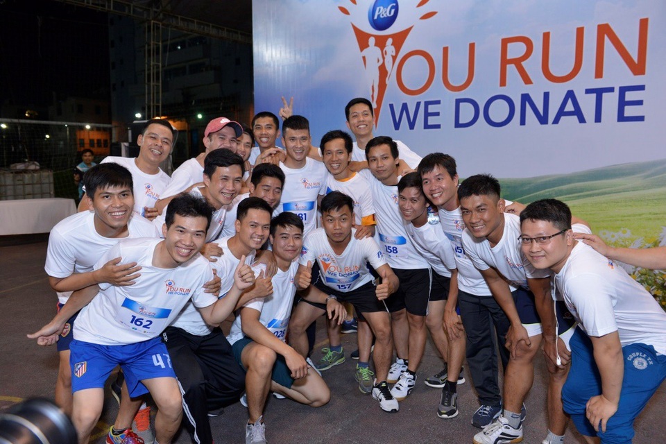 Hàng trăm nhân viên Công ty P&G Việt Nam tham gia chạy bộ từ thiện - 2 Cầu thủ Công Vinh cùng tham gia chạy bộ từ thiện với nhân viên Công ty P&G Việt Nam