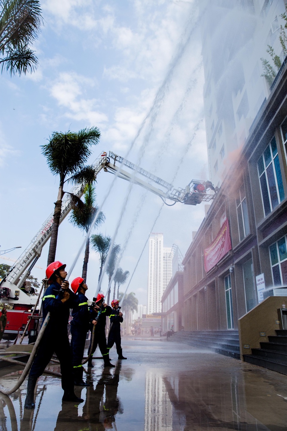 The Park Residence thực nghiệm hệ thống PCCC chuẩn mực - 3 Các chiến sỹ trong lực lượng PCCC dập tắt đám cháy và dùng xe thang tiếp cận khu vực xảy ra sự cố để cứu người bị nạn