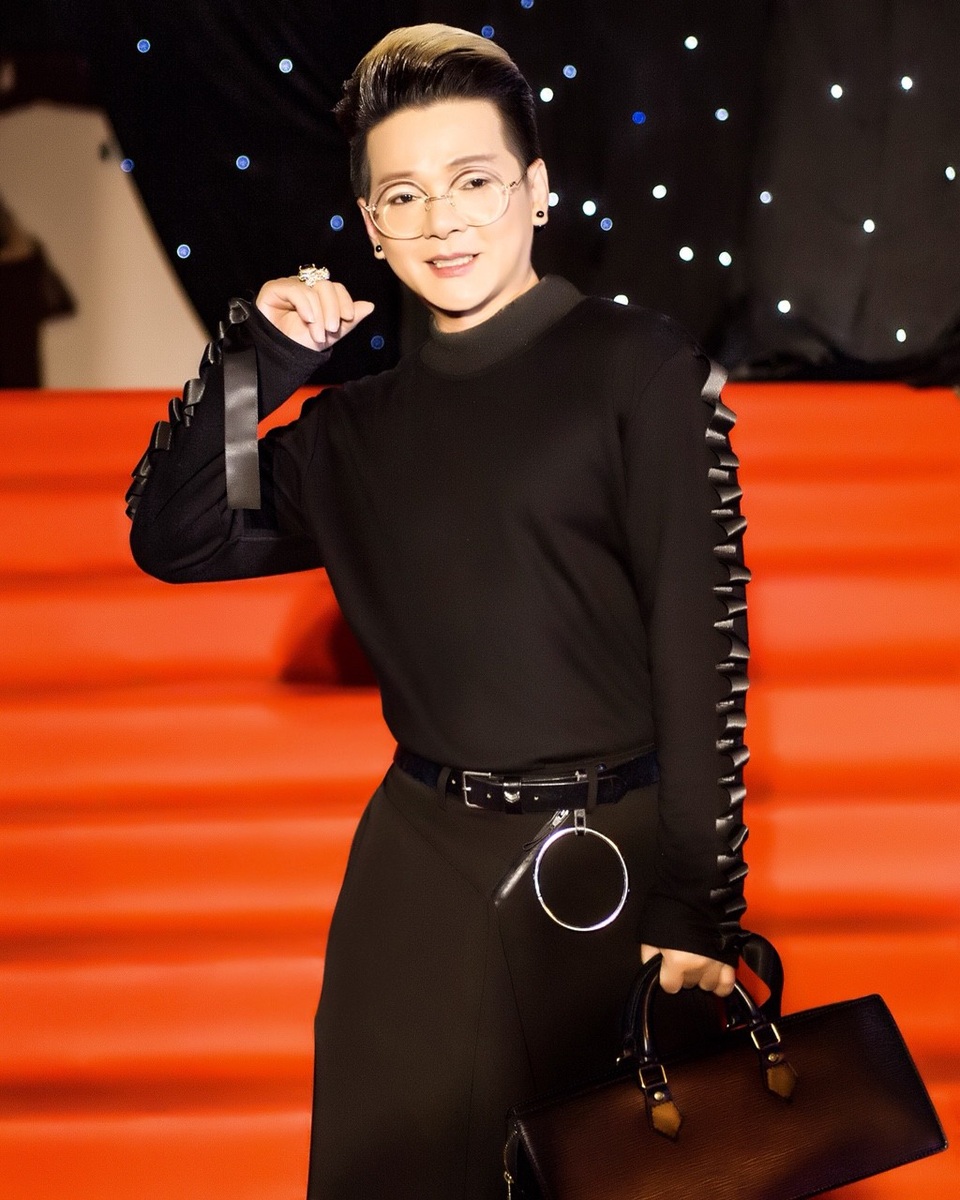 Nam ca sĩ Vũ Hà xuất hiện với trang phục rườm rà, nữ tính như một quý bà thời trang.