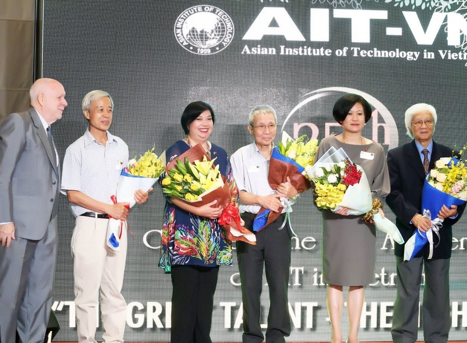 Viện Công nghệ châu Á (AIT) họp mặt cựu sinh viên và kỷ niệm 25 năm tại Việt Nam - 2
Các khách mời danh dự nhận hoa cám ơn từ AIT-VN (trái qua phải: Ts Fred; Gs Huỳnh Ngọc Phiên; Bà Maria Fe Nuestro Ferriols; Gs Phạm Phụ; Bà Ureerat Ratanaprukse; Gs Nguyễn Công Thành)