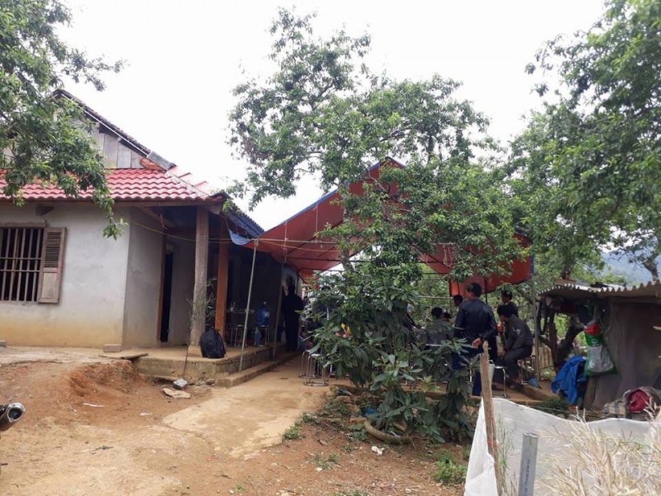 Cô giáo lùi xe làm học sinh tử vong đã gửi một phần tiền hỗ trợ - 2
Người thân làm lễ tang cho em Sồng A Ninh ( ở bản Pó Nhàng 1, xã Vân Hồ, huyện Vân Hồ, Sơn La).