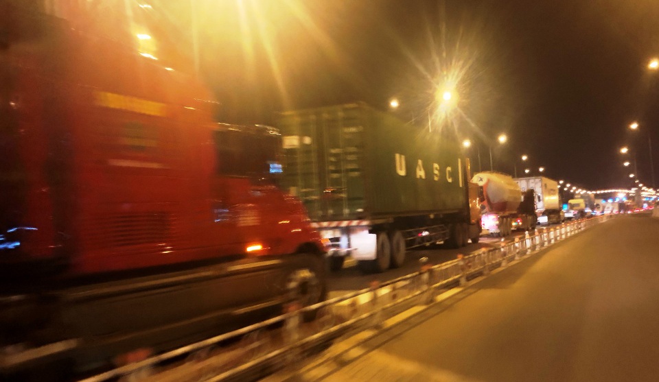 Kẹt cứng đường vành đai, tài xế dàn hàng "nghẹt" cao tốc - 2
Tình trạng tắc nghẽn giao thông nhanh chóng lan sang đường cao tốc HLD theo hướng từ TPHCM về Long Thành kéo dài hàng km (từ nút giao Đỗ Xuân Hợp đến nút giao Vành đai.