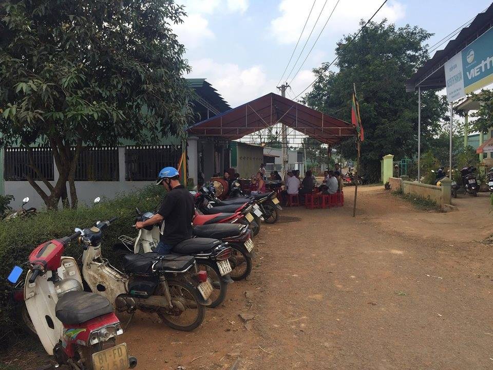 Hai cha con tử vong khi đào hầm rút - 1 Người nhà đang tổ chức tang lễ cho hai cha con