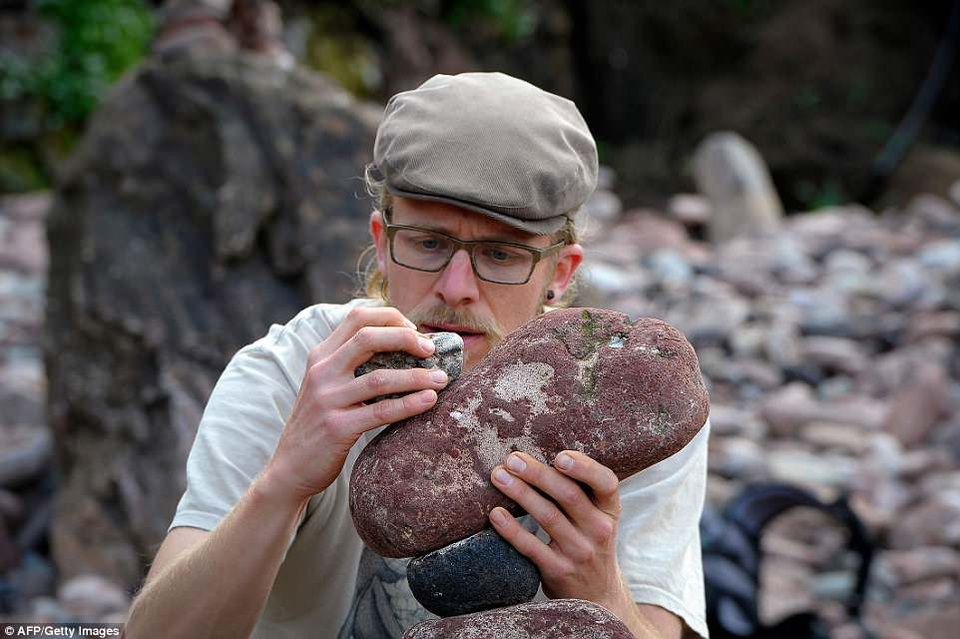 Sửng sốt xem nghệ sĩ “thiền” với đá sỏi - 4 Một thí sinh đang tập trung thực hiện tác phẩm.