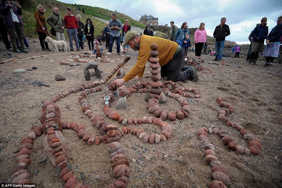 Sửng sốt xem nghệ sĩ “thiền” với đá sỏi - 7 Một thí sinh khác đang say sưa thực hiện tác phẩm đồ sộ.