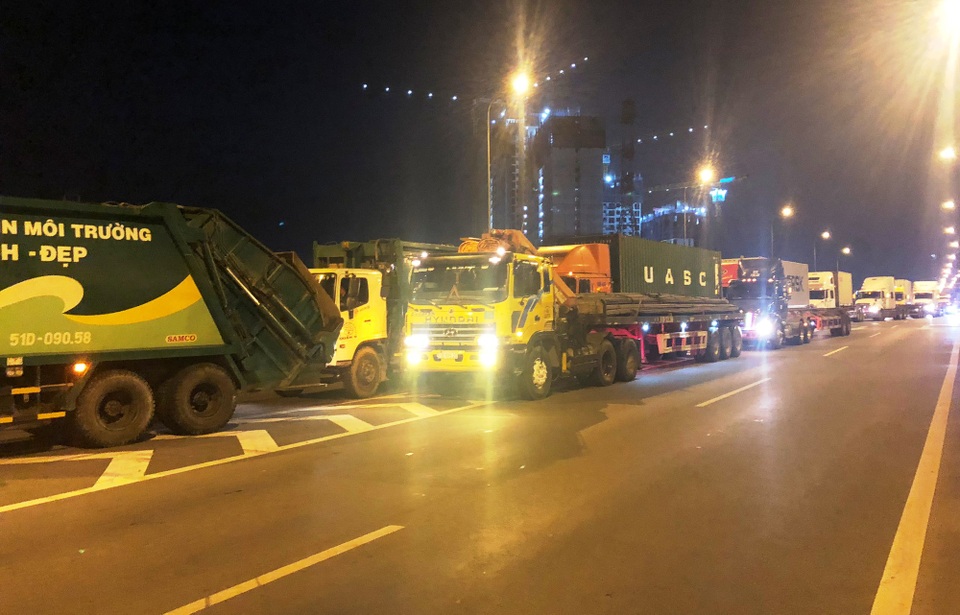 Kẹt cứng đường vành đai, tài xế dàn hàng "nghẹt" cao tốc - 3
Nhiều tài xế xe tải, xe đầu kéo container dàn hàng ngang, chen nhau tại nút giao trên đường dẫn cao tốc và đường dẫn xuống đường vành đai khiến dòng phương tiện muốn đi thẳng trên cao tốc để về hướng quốc lộ 51 (Đồng Nai) không thể lưu thông...