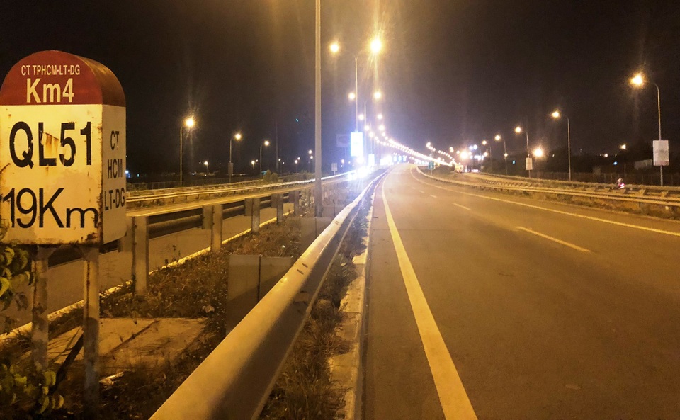 Kẹt cứng đường vành đai, tài xế dàn hàng "nghẹt" cao tốc - 4
Cao tốc HLD đoạn từ nút giao Vành đai hướng về QL51 vắng lặng vào tối 24/4 vì đường bị chặn ngang, không xe nào lọt qua nổi đoạn tắc.