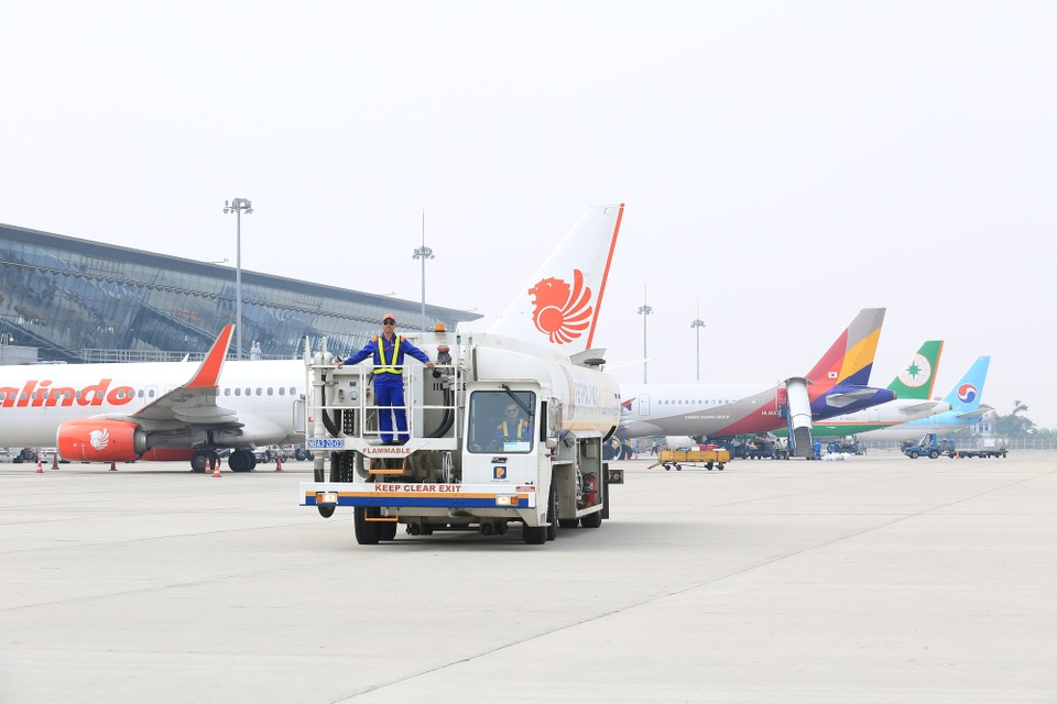 Petrolimex Aviation: Khẳng định vị thế trong lĩnh vực nhiên liệu hàng không - 1
Xe tra nạp nhiên liệu của Petrolimex Aviation hoạt động tra nạp tại Cảng hàng không quốc tế Nội Bài.