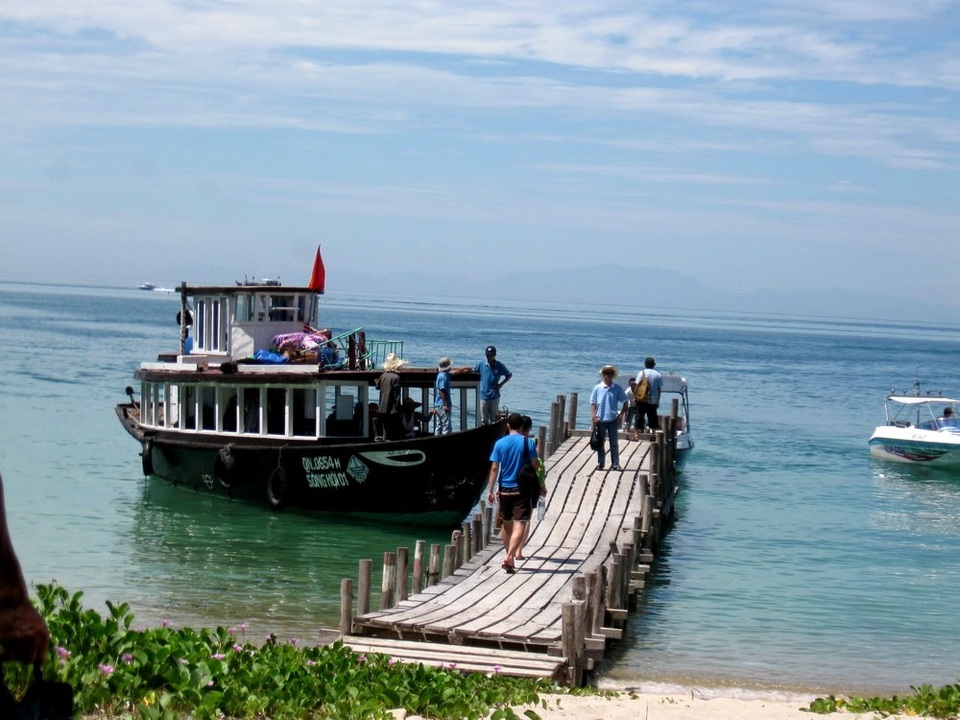Những điểm đến ở Cù Lao Chàm mà du khách không nên bỏ qua - 7 Tàu đón du khách khám phá quanh đảo