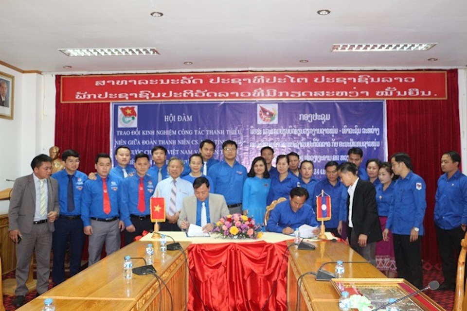 Tăng cường sinh viên tình nguyện dạy học tiếng Việt cho thanh niên Lào - 2 Ông Chu Đức Thái - Phó Bí thư Tỉnh đoàn Nghệ An và ông Lon Khăm Sú Khá Vông - Phó Bí thư Tỉnh đoàn Hủa Phăn ký chương trình phối hợp giai đoạn 2018 - 2021.
