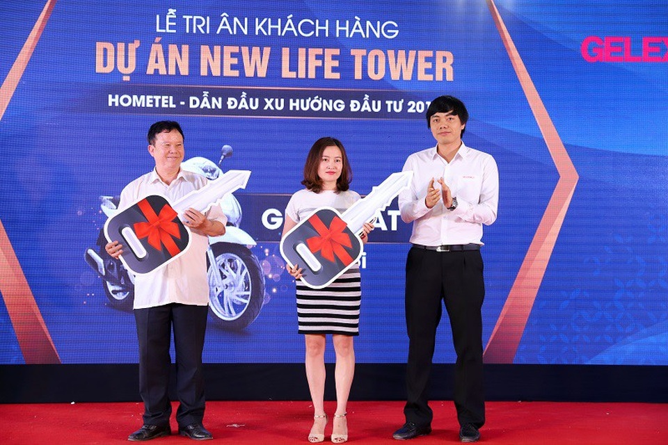 Hơn 300 khách hàng tham dự lễ tri ân khách hàng New Life Tower - 5
Với ý nghĩa tri ân khách hàng, ngoài những tiết mục ca múa nhạc sôi động, tiệc trà cuối tuần, tại sự kiện Chủ đầu tư còn gửi tặng khách hàng đã mua hometel dự án nhiều quà tặng giá trị như: xe máy SH, Ipad Pro,…