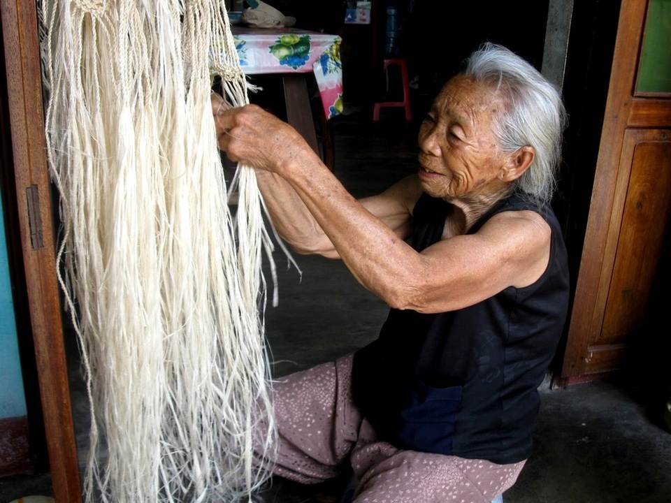 Những điểm đến ở Cù Lao Chàm mà du khách không nên bỏ qua - 8 Những người đan võng bằng cây ngô đồng ở Cù Lao Chàm
