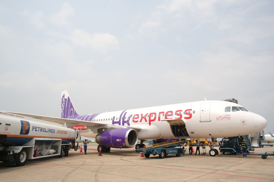 Petrolimex Aviation: Khẳng định vị thế trong lĩnh vực nhiên liệu hàng không - 2
Petrolimex Aviation tra nạp nhiên liệu cho hãng hàng không HK Express tại Cảng Hàng không quốc tế Đà Nẵng