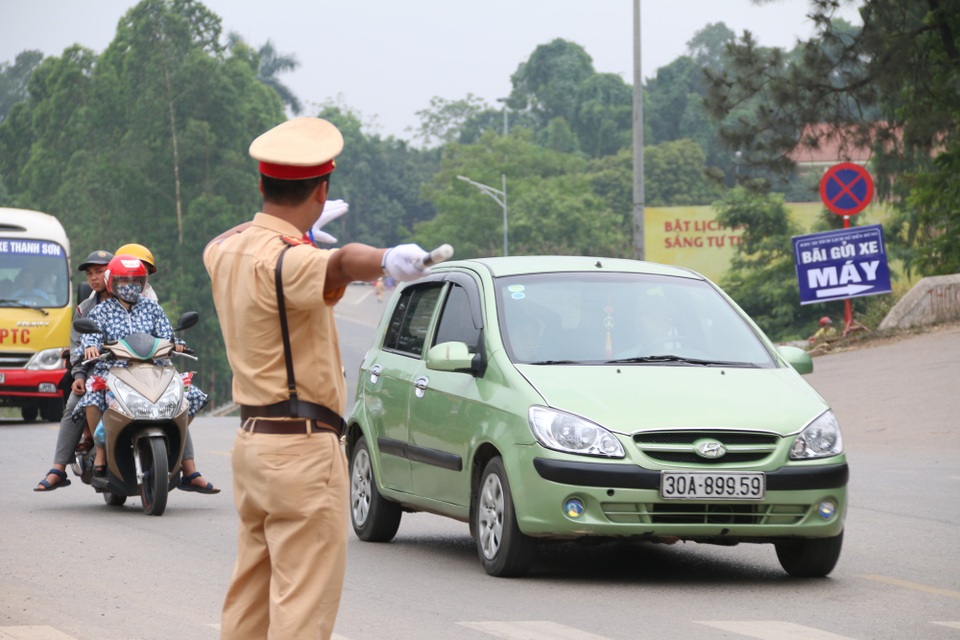 Bộ Công an chi viện lực lượng cho Phú Thọ dịp Giỗ Tổ Hùng Vương - 4 Lực lượng CSGT làm nhiệm vụ phân làn, hướng dẫn và chống ùn tắc tại trên cung đường di chuyển vào Khu Di tích lịch sử Đền Hùng.