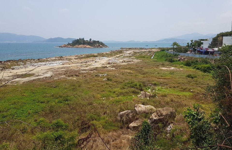 Bác đơn khiếu nại của chủ đầu tư dự án lấp Vịnh Nha Trang - 1 Sau hơn 3 năm, dự án Nha Trang Sao (TP Nha Trang) vẫn là một bãi đất trống, cỏ mọc um tùm và có nguy cơ bị ô nhiễm